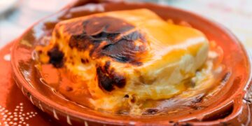 Francesinha à moda do Porto com molho