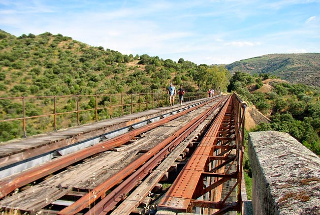 Este trilho por carris abandonados no Douro é só para corajosos abandonados no Douro