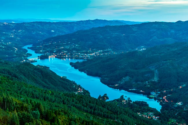 O grande lago do Parque Nacional da Peneda-Gerês Albufeira da Caniçada