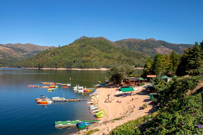 A Praia fluvial do Alqueirão é um verdadeiro oásis no Gerês Praia fluvial do Alqueirão