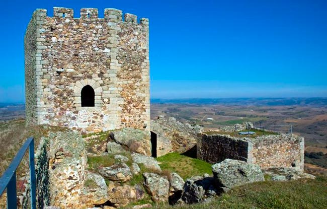 Algoso: a aldeia, as lendas e o castelo Algoso