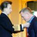 Daniel Craig (James Bond) recebe a Royal Honor da princesa Anne Daniel Craig