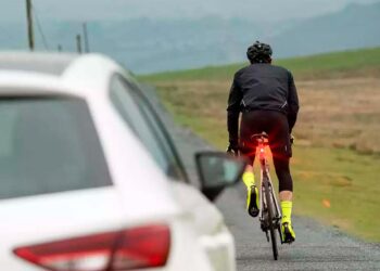 pisar a linha contínua para ultrapassar ciclistas