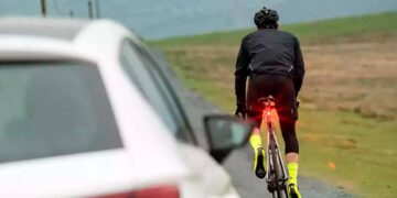 pisar a linha contínua para ultrapassar ciclistas