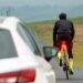 pisar a linha contínua para ultrapassar ciclistas