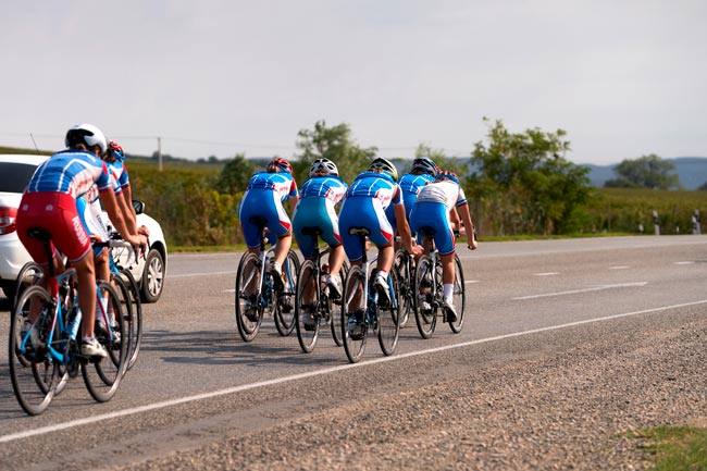 Pode-se pisar a linha contínua para ultrapassar ciclistas? pisar a linha contínua para ultrapassar ciclistas