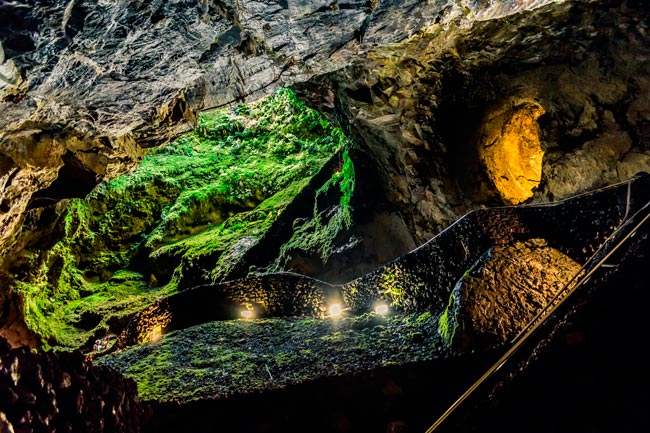 Algar do Carvão, nas entranhas de um vulcão nos Açores Algar do Carvão