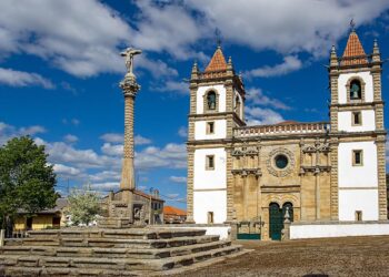 aldeia com uma basílica