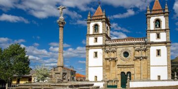 aldeia com uma basílica
