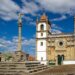 aldeia com uma basílica
