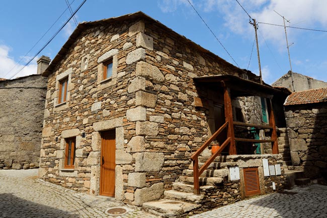 A aldeia onde ninguém passa fome ou sede na Serra da Estrela aldeia onde ninguém passa fome ou sede