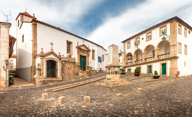 A cidade que D. Dinis mandou fortificar em Trás-os-Montes D. Dinis mandou fortificar