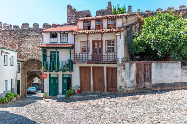 A cidade que D. Dinis mandou fortificar em Trás-os-Montes D. Dinis mandou fortificar
