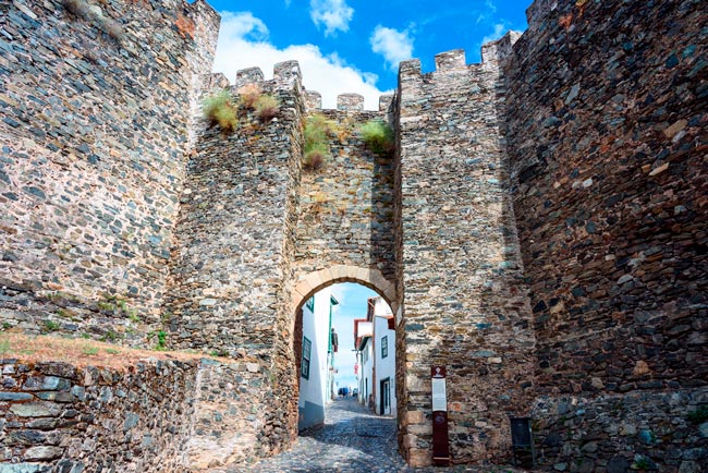 A cidade que D. Dinis mandou fortificar em Trás-os-Montes D. Dinis mandou fortificar
