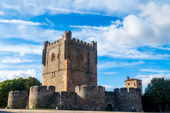 A cidade que D. Dinis mandou fortificar em Trás-os-Montes D. Dinis mandou fortificar