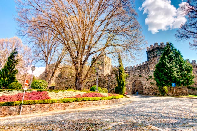 A cidade que D. Dinis mandou fortificar em Trás-os-Montes D. Dinis mandou fortificar