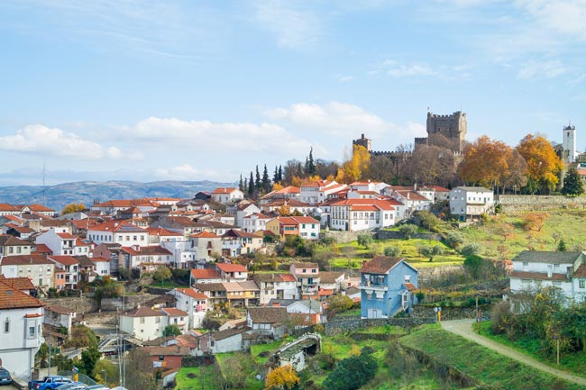 A cidade que D. Dinis mandou fortificar em Trás-os-Montes D. Dinis mandou fortificar