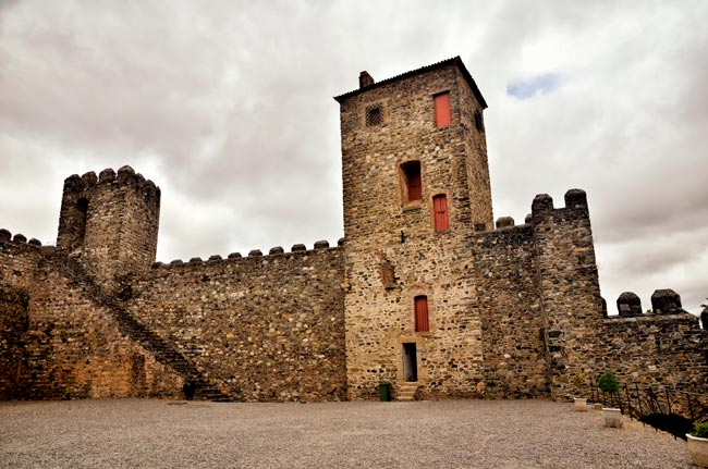A cidade que D. Dinis mandou fortificar em Trás-os-Montes D. Dinis mandou fortificar