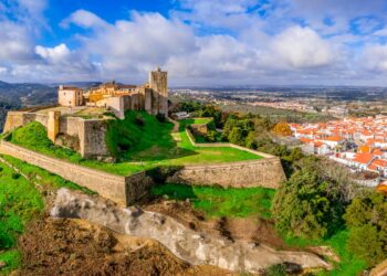 D. Afonso Henriques conquistou aos Mouros