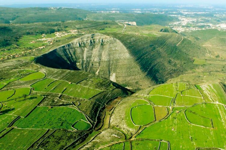 Fórnea, um deslumbrante fenómeno geológico em Porto de Mós fenómeno geológico