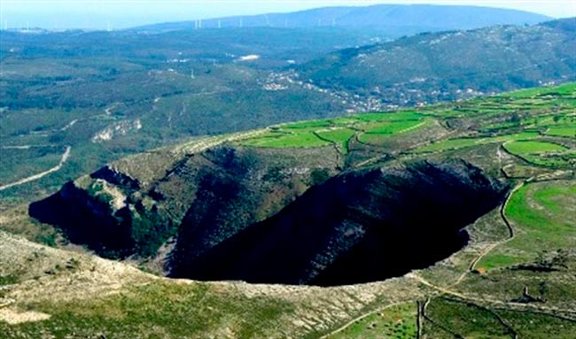 Fórnea, um deslumbrante fenómeno geológico em Porto de Mós fenómeno geológico