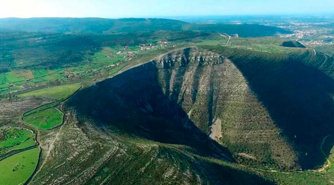 Fórnea, um deslumbrante fenómeno geológico em Porto de Mós fenómeno geológico
