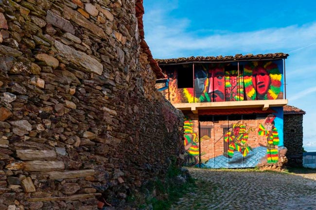 Podence: Provavelmente, a aldeia mais colorida de Portugal aldeia mais colorida de Portugal