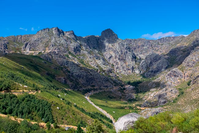 5 trilhos para descobrir e explorar a Serra da Estrela trilhos para descobrir e explorar a Serra da Estrela