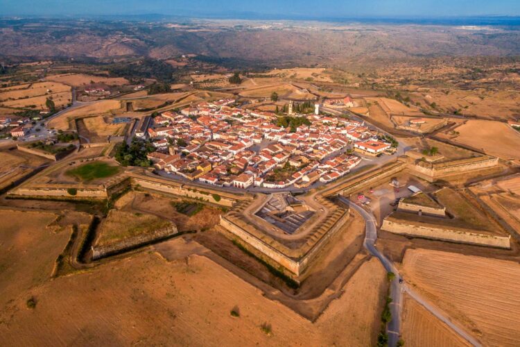 A vila arrasada por explosão provocada pelas tropas francesas, no Centro de Portugal tropas francesas