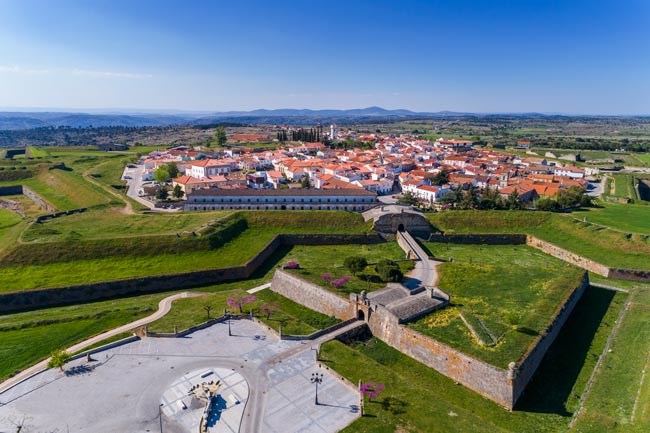 A vila arrasada por explosão provocada pelas tropas francesas, no Centro de Portugal tropas francesas