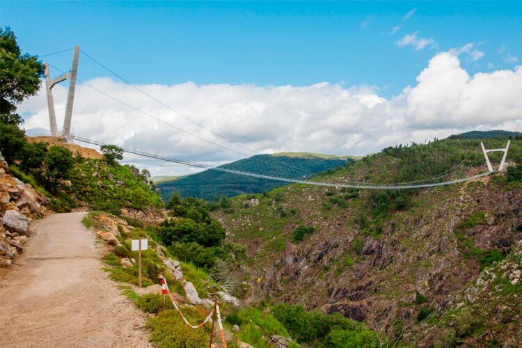 ponte suspensa nos Passadiços do Paiva