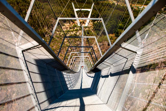 Atreva-se na ponte suspensa nos Passadiços do Paiva, em Arouca ponte suspensa nos Passadiços do Paiva