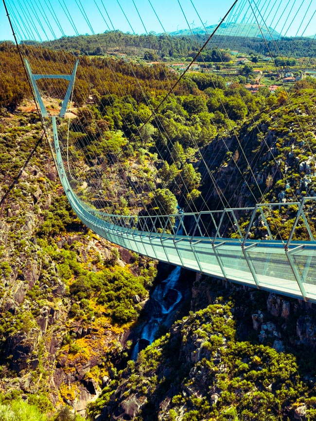 Atreva-se na ponte suspensa nos Passadiços do Paiva, em Arouca ponte suspensa nos Passadiços do Paiva