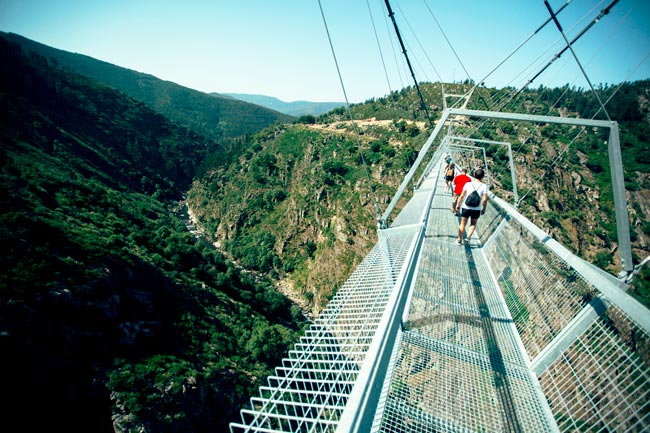 Atreva-se na ponte suspensa nos Passadiços do Paiva, em Arouca ponte suspensa nos Passadiços do Paiva
