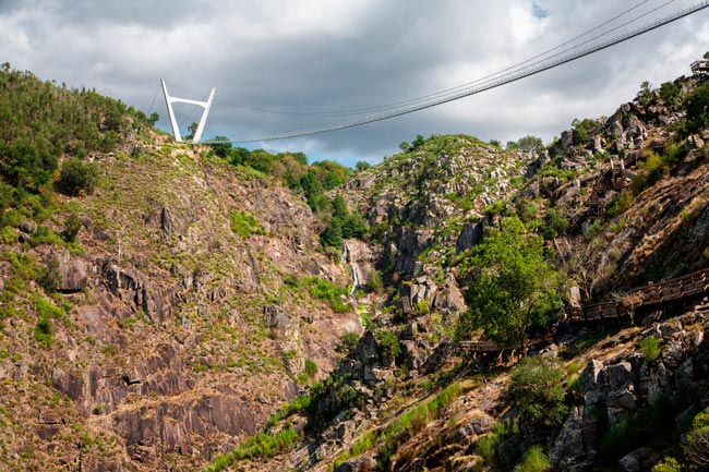 Atreva-se na ponte suspensa nos Passadiços do Paiva, em Arouca ponte suspensa nos Passadiços do Paiva