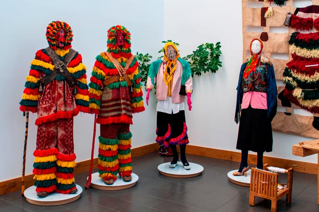 Caretos de Podence: os homens mascarados e barulhentos! Caretos de Podence