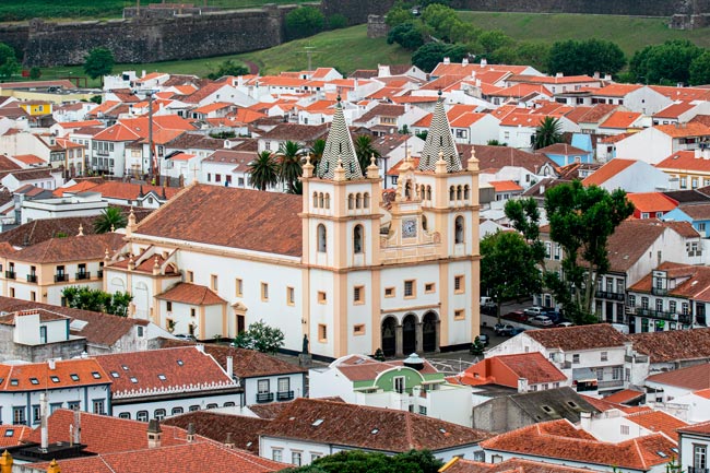 Angra do Heroísmo: das ruínas ergueu-se uma espantosa cidade nos Açores espantosa cidade