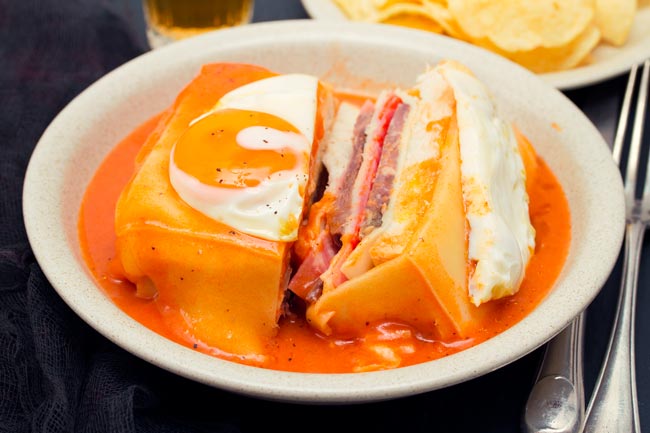 Francesinha: achado ou punição gastronómica? CN Traveler responde. CN Traveler