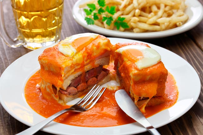 Francesinha: achado ou punição gastronómica? CN Traveler responde. CN Traveler