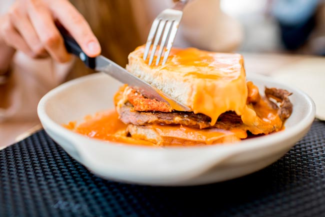 Francesinha: achado ou punição gastronómica? CN Traveler responde. CN Traveler