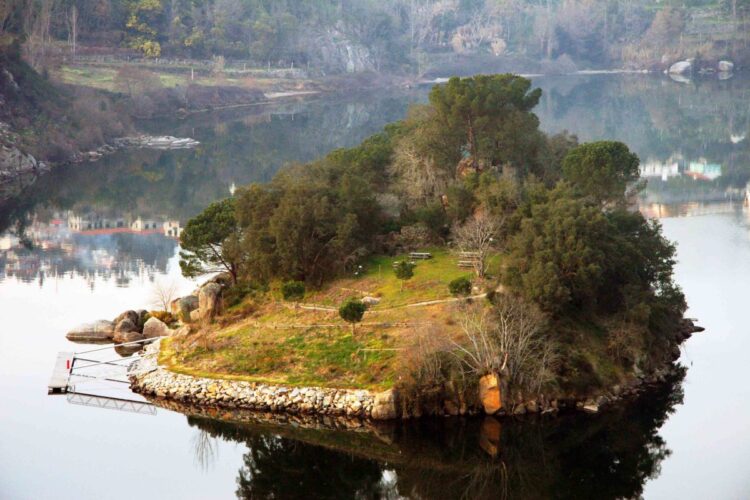 ilha paradisíaca do rio Douro