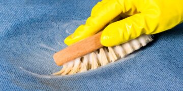 limpar tecido de sofá