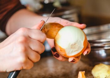 tirar cheiro a cebola das mãos