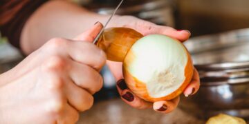 tirar cheiro a cebola das mãos