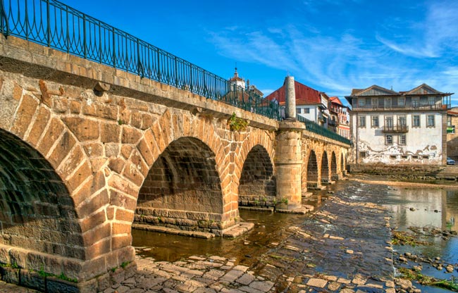 A cidade onde brota água quente do solo, no Norte de Portugal brota água quente do solo