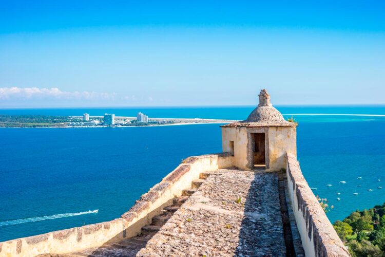 cidade com um rio azul