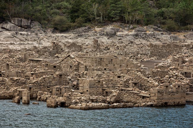 Vilarinho da Furna: A história da milenar aldeia submersa no Gerês aldeia submersa no Gerês