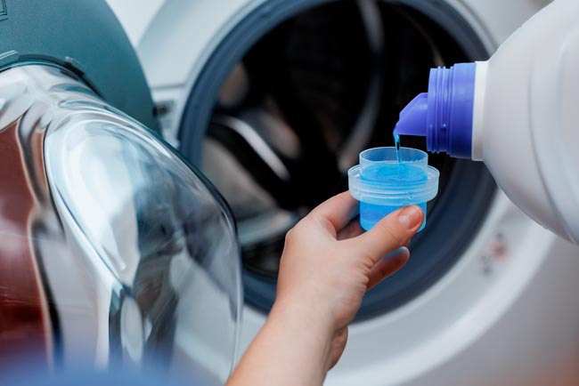 Erros na máquina de lavar roupa e como os evitar erros comuns ao lavar na máquina