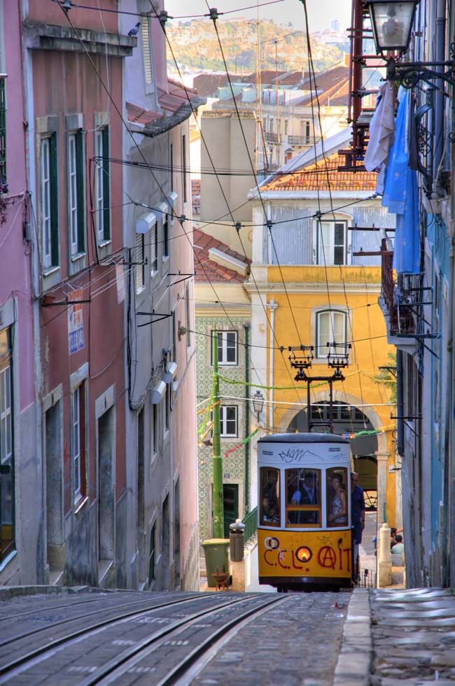 Rua da Bica: provavelmente, a rua mais bonita de Lisboa Rua da Bica
