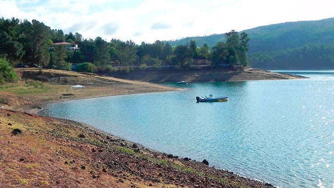 Praias fluviais de Tomar e arredores: perfeitas para o verão Reunimos cinco praias fluviais de Tomar e arredores que são perfeitas para se estar em dias de calor… Bons mergulhos!